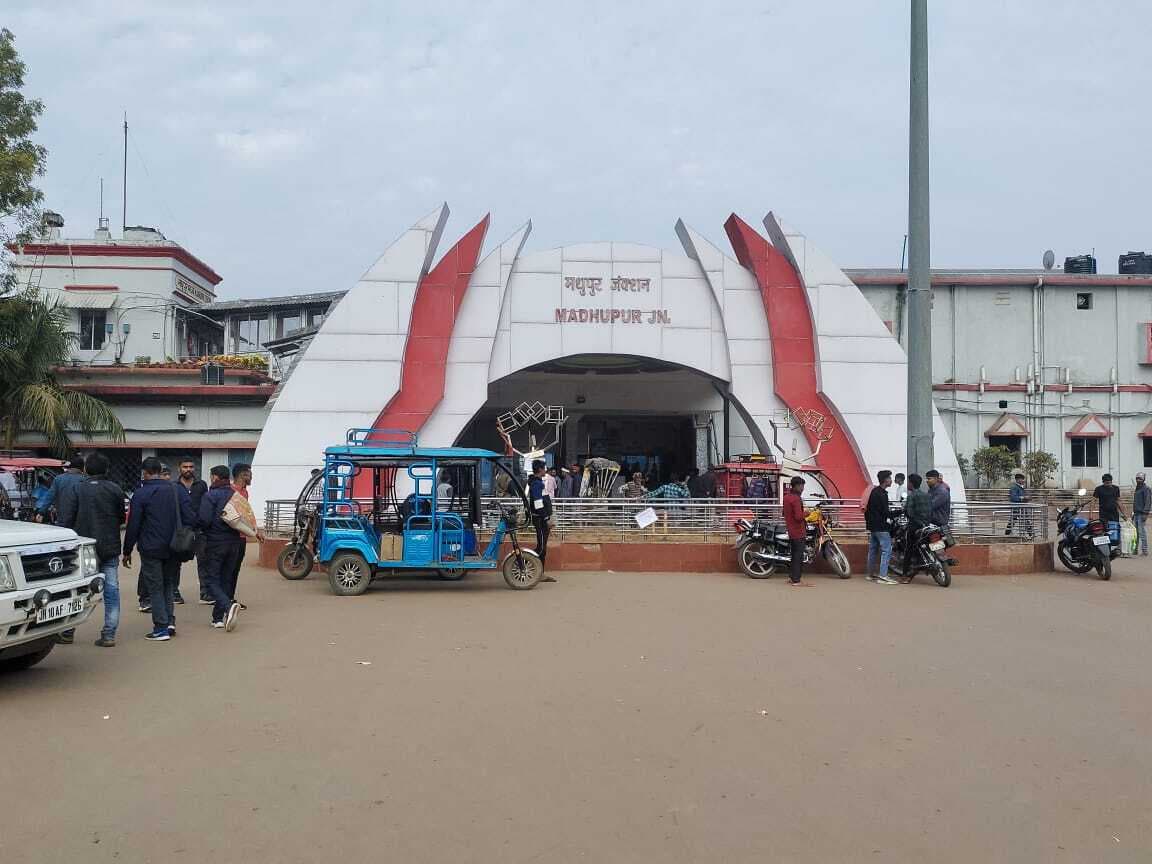 स्टेशन परिसर में अवैध पार्किंग से यात्रियों को हो रही है परेशानी