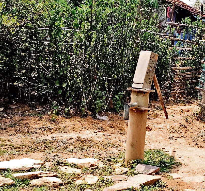 Chaibasa News : जलमीनार दो साल से खराब, आधा किमी दूर से पानी ला रहे ग्रामीण