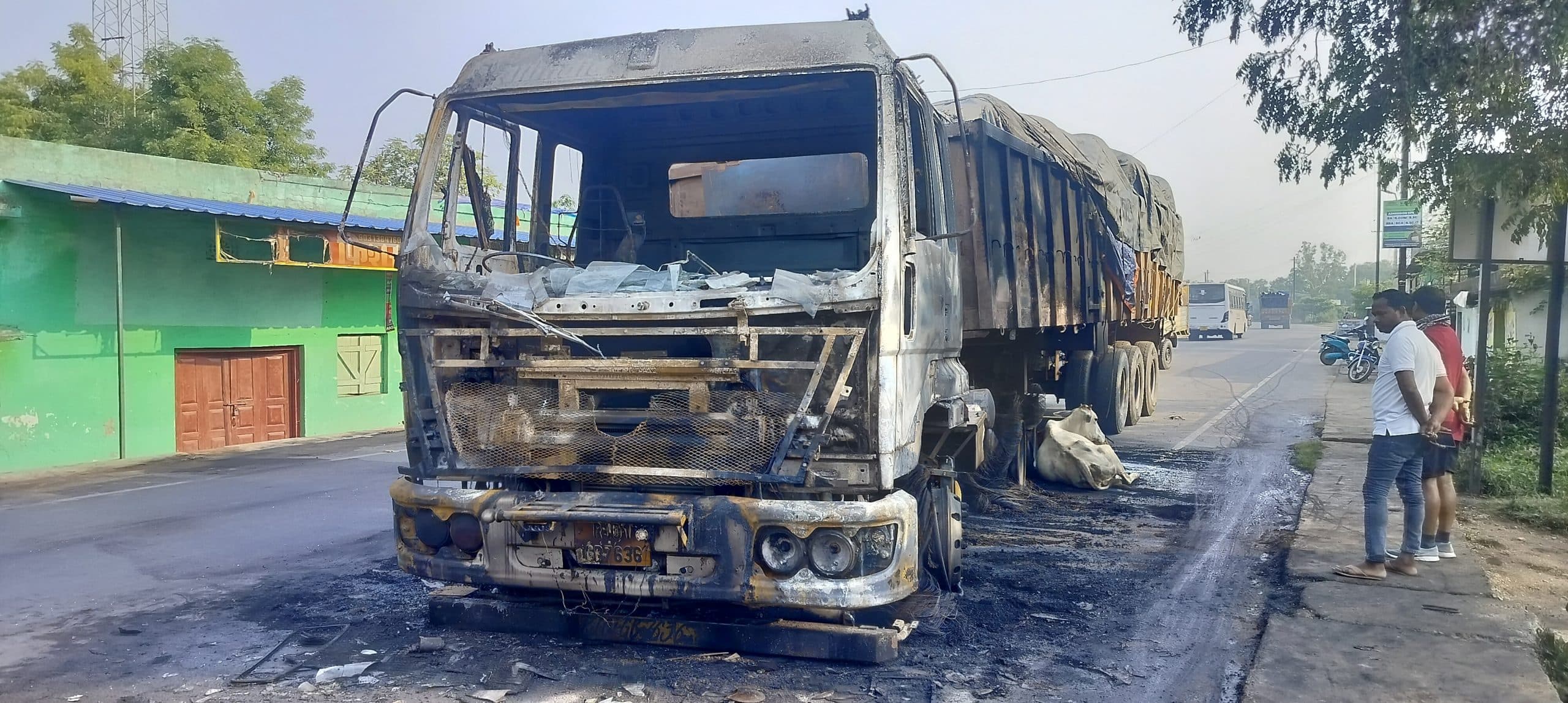 Seraikela Kharsawan News : राजनगर : चूना पत्थर लदे ट्रेलर में लगी आग, खाक