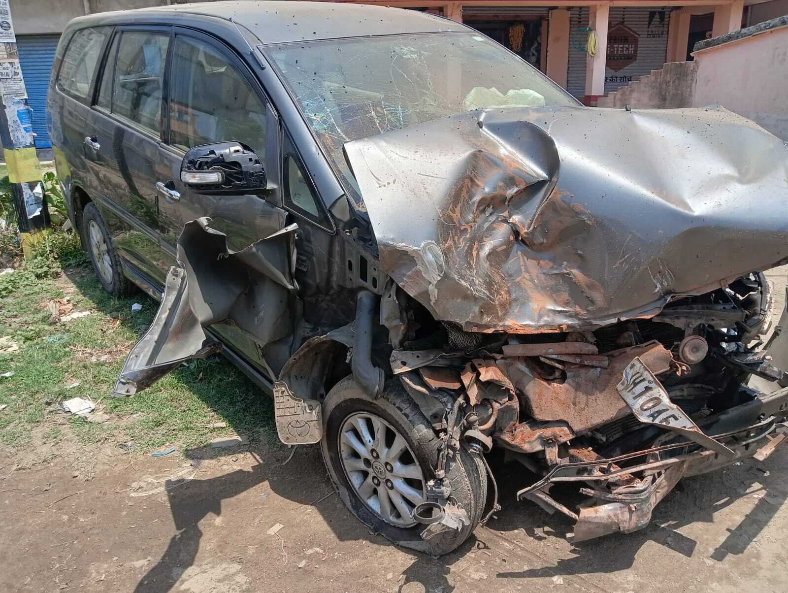 ट्रैक्टर व इनोवा की टक्कर में किशोरी की मौत, तीन घायल