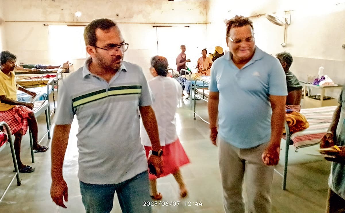 Seraikela Kharsawan News : डीसी ने कल्याण अस्पताल व सीएचसी का औचक निरीक्षण किया