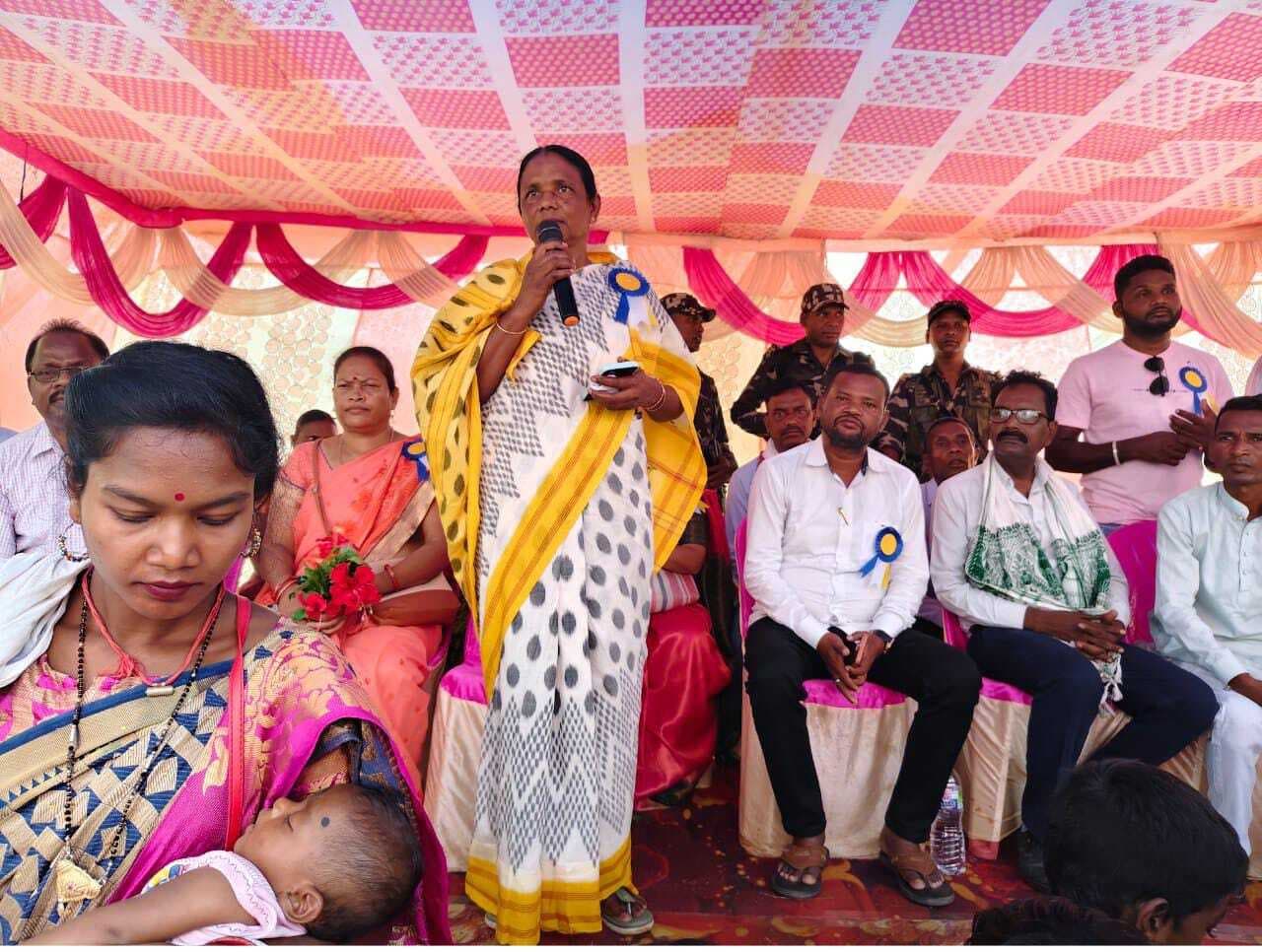 Chaibasa News : झारखंडी संस्कृति से जुड़ा है छऊ नृत्य, इसे बचाएं : जोबा माझी