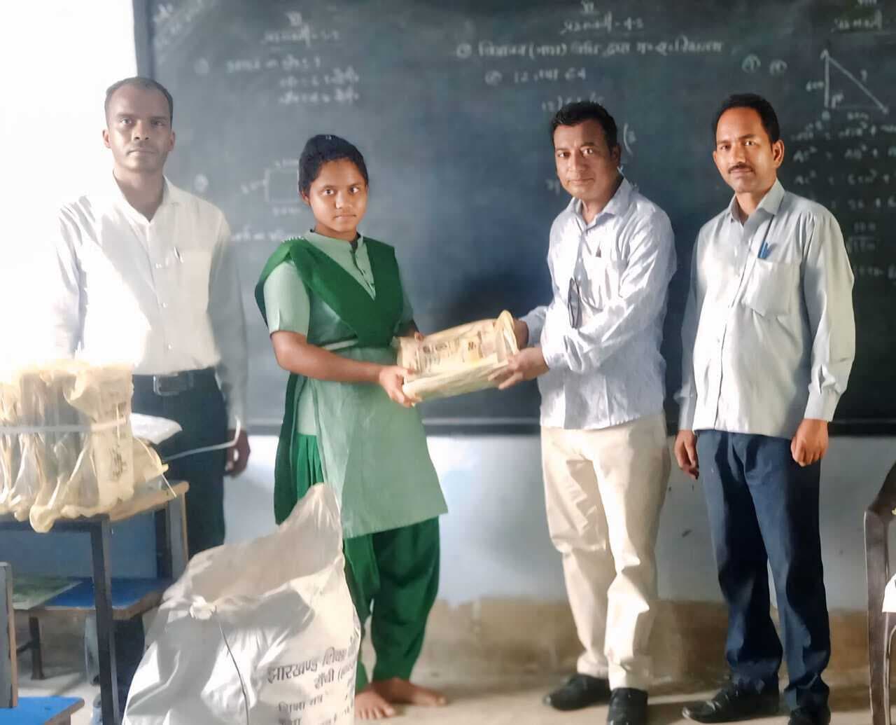 Chaibasa News : उत्क्रमित मवि गोपालपुर में पंसस ने पुस्तक बांटी, बच्चे खुश