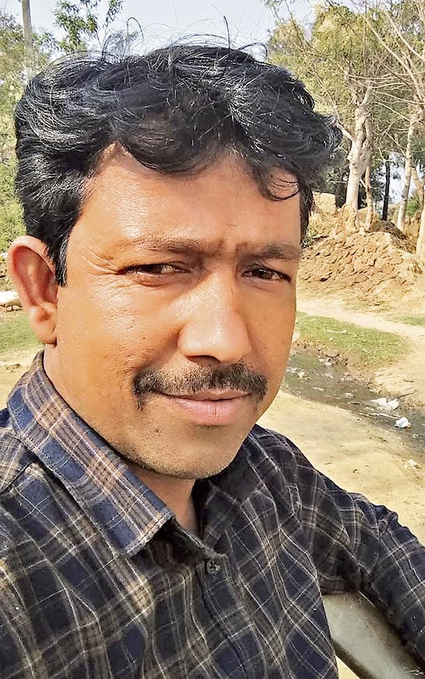 Seraikela Kharsawan News : पारा शिक्षक का हार्ट अटैक से निधन, पत्नी व 3 बेटियों पर संकट