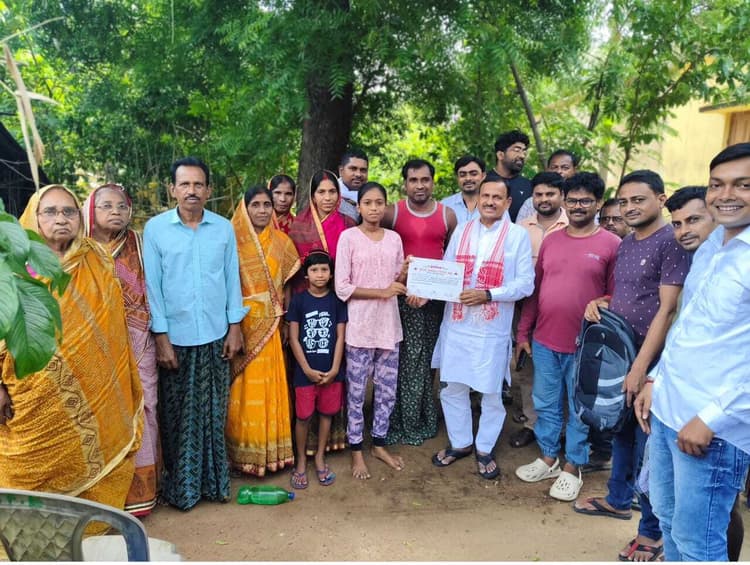 East Singhbhum News : डॉ गोस्वामी ने कोल्हान टॉपर को किया सम्मानित