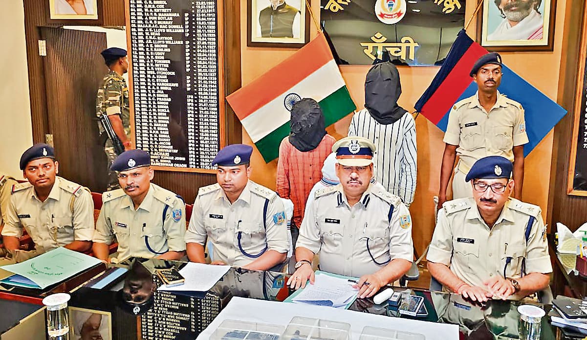 Ranchi News : पहाड़ी मंदिर के पास पिस्टल-कट्टा व गोली के साथ दो गिरफ्तार