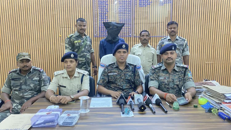 Giridih News: विलैया गांव से हथियार के साथ युवक गिरफ्तार, भेजा गया जेल