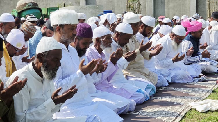 एक दूसरे को गले लगाकर दी बकरीद की बधाई