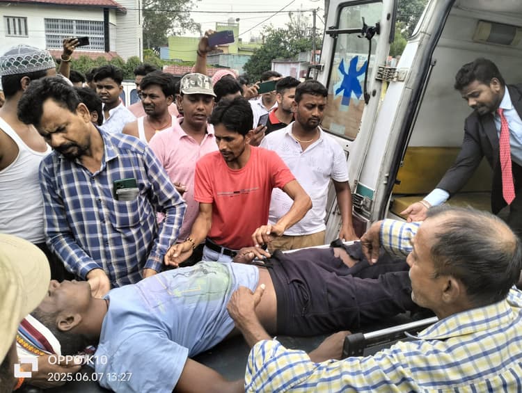 Dhanbad News : कट में अचानक बाइक के आने से पलटा ट्रक, बाइक के परखच्चे उड़े, बाल-बाल बचा चालक