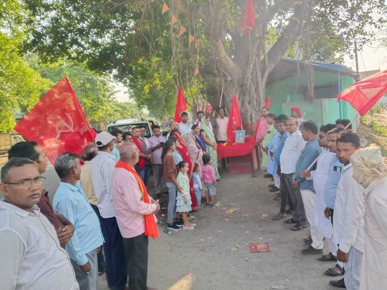 Giridih News: शहीद कामेश्वर यादव को 19वें शहादत दिवस पर दी श्रद्धांजलि