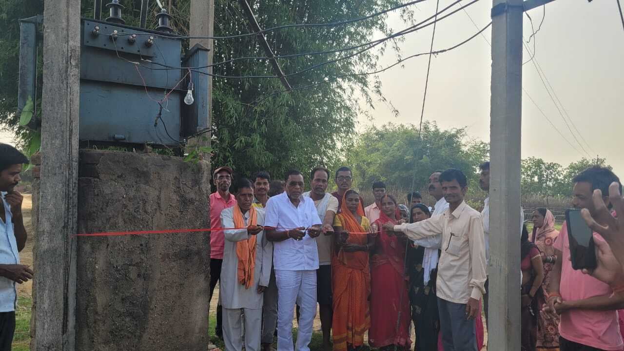 Giridih News: विधायक नागेंद्र महतो ने किया ट्रांसफार्मर का लोकार्पण