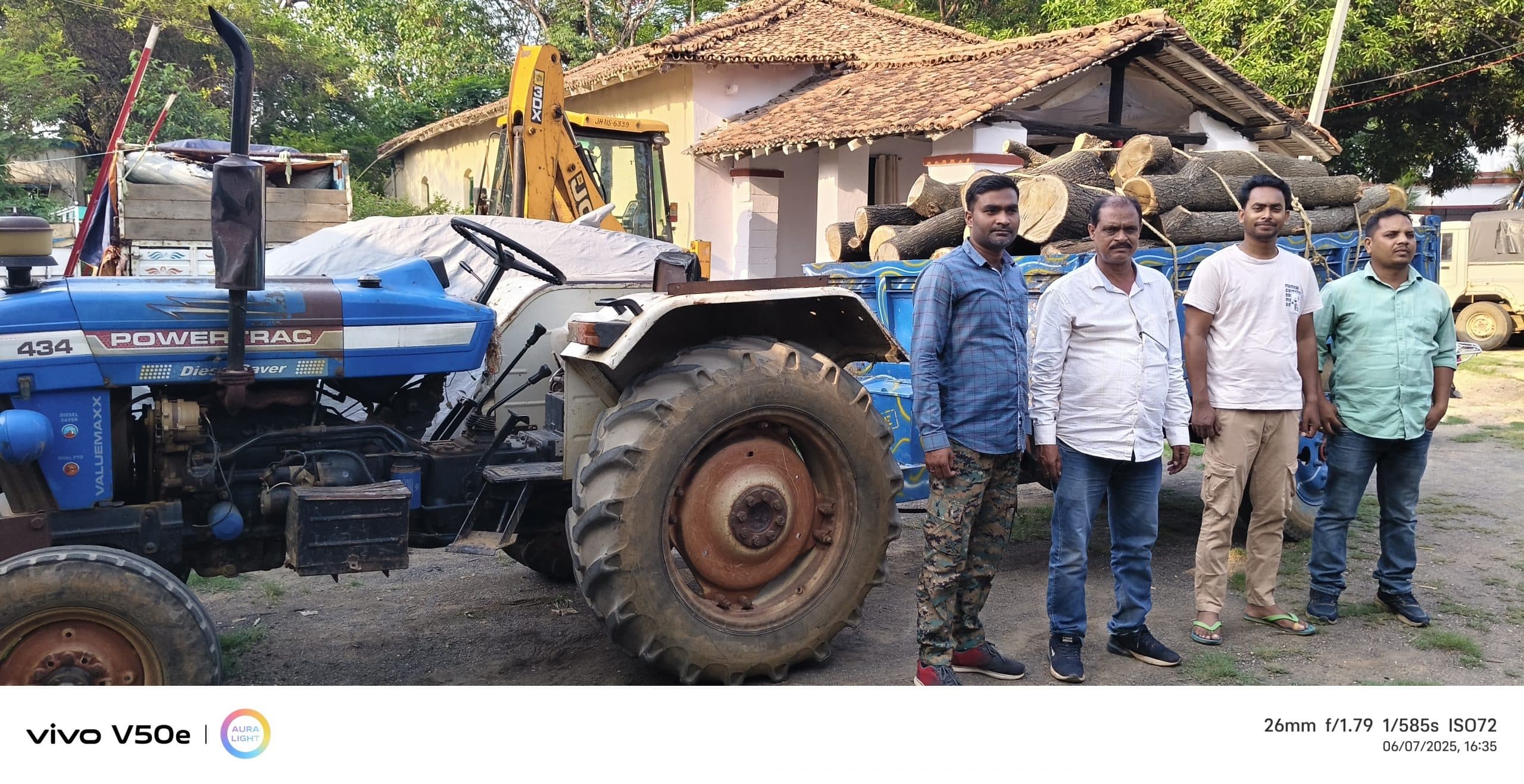 Giridih News: अकेसिया की लकड़ी लेकर जा रहे ट्रैक्टर को वन विभाग ने दबोचा