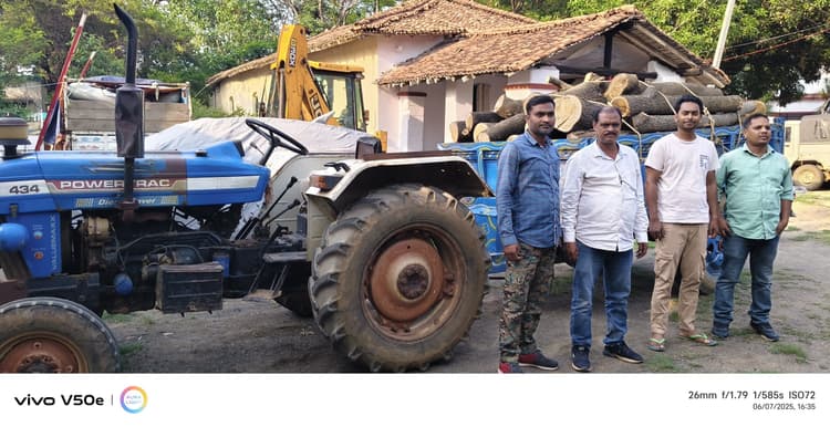 Giridih News: अकेसिया की लकड़ी लेकर जा रहे ट्रैक्टर को वन विभाग ने दबोचा