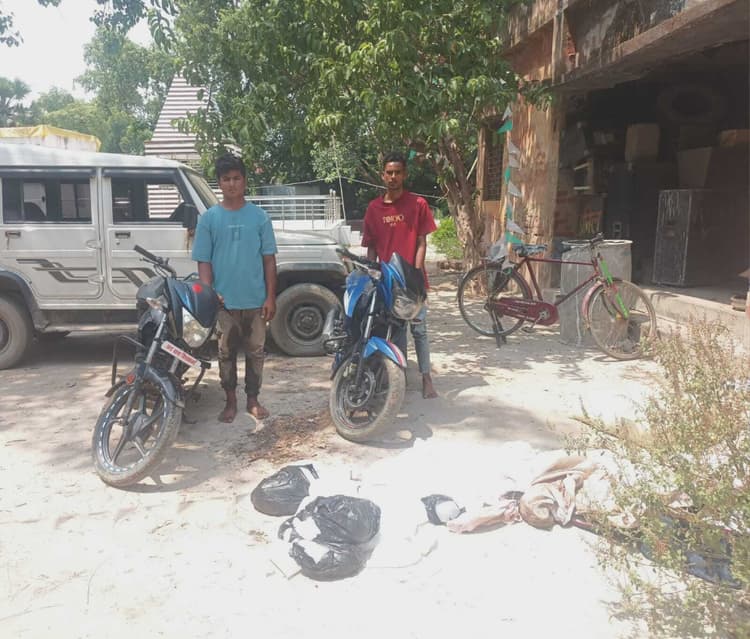 चोरी की बाइक से शराब परिवहन कर रहे दो युवक धराये