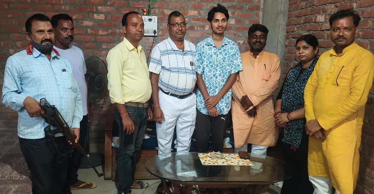 तन्मय मोदी की सफलता पर लोगों ने दी बधाई