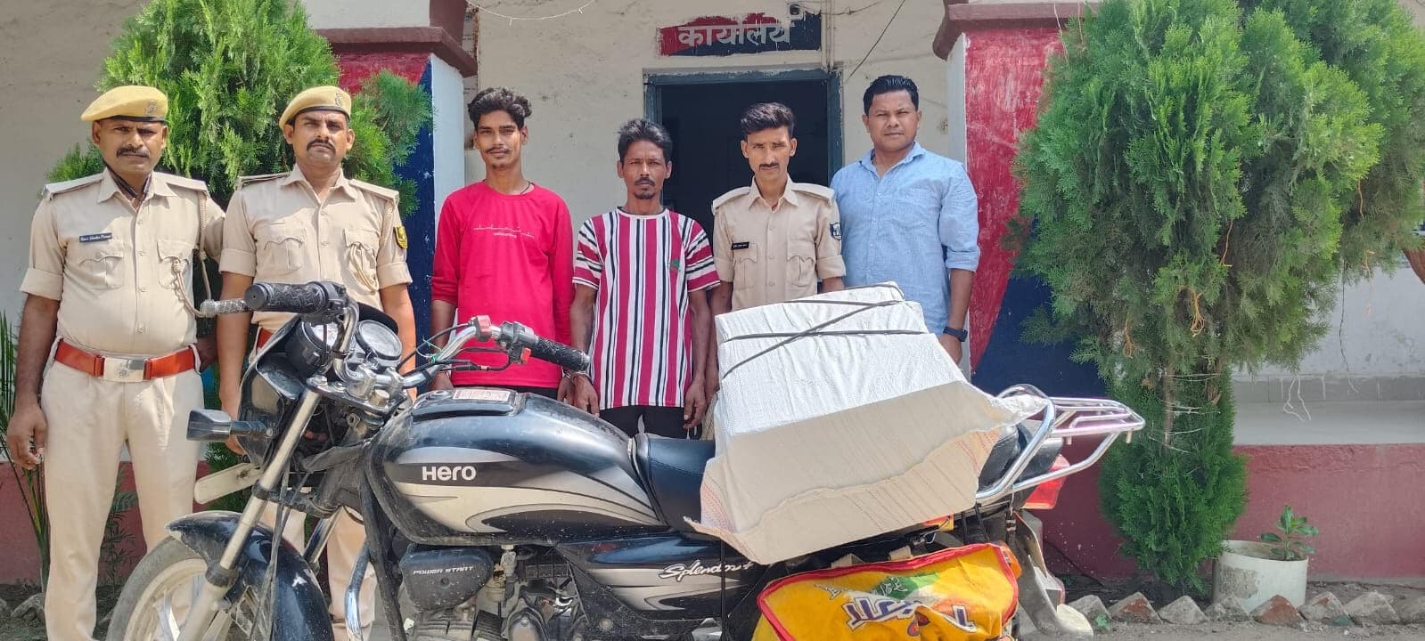 लूट और फायरिंग के आरोपित सहित दो लोगों को पुलिस ने शराब के साथ दबोचा, यूपी से शराब की खेप लाने के दौरान पुलिस की कार्रवाई, बाइक जब्त