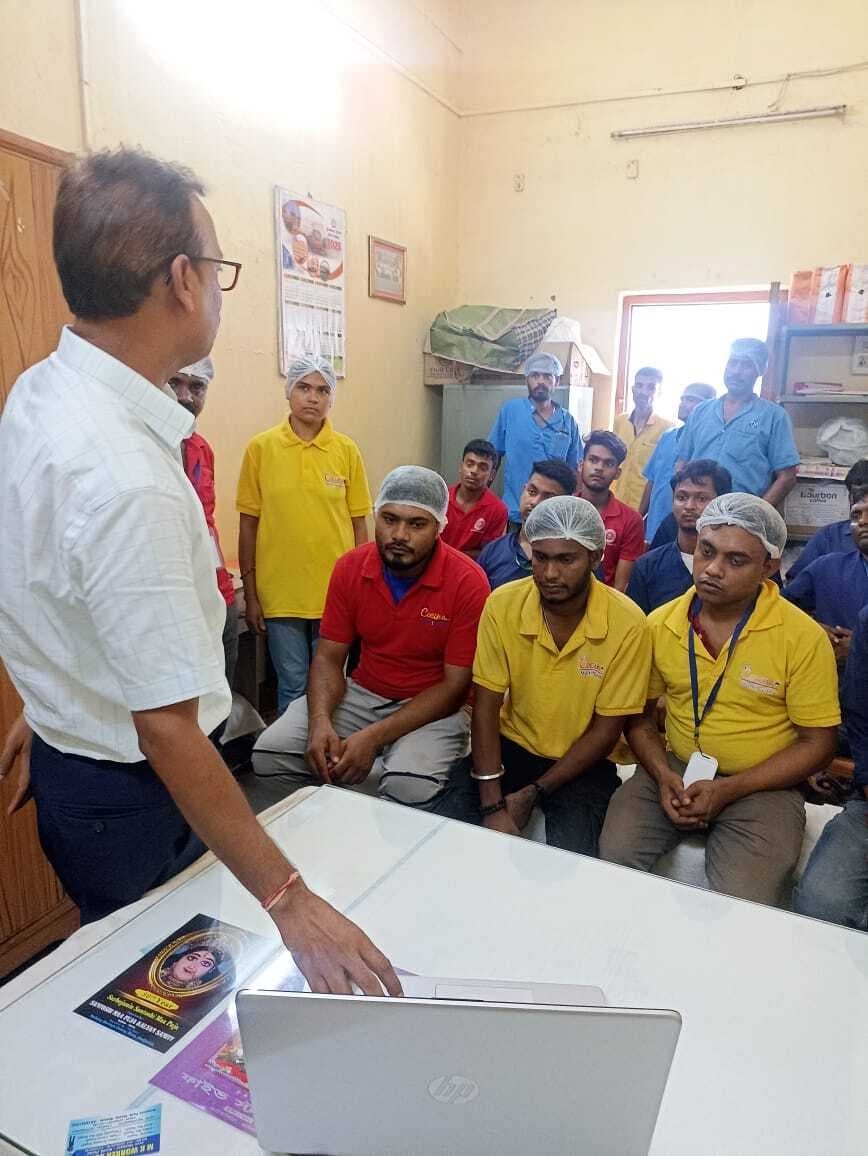 दुकानदारों को पेयजल व भोजन की शुद्धता बनाये रखने की दी हिदायत