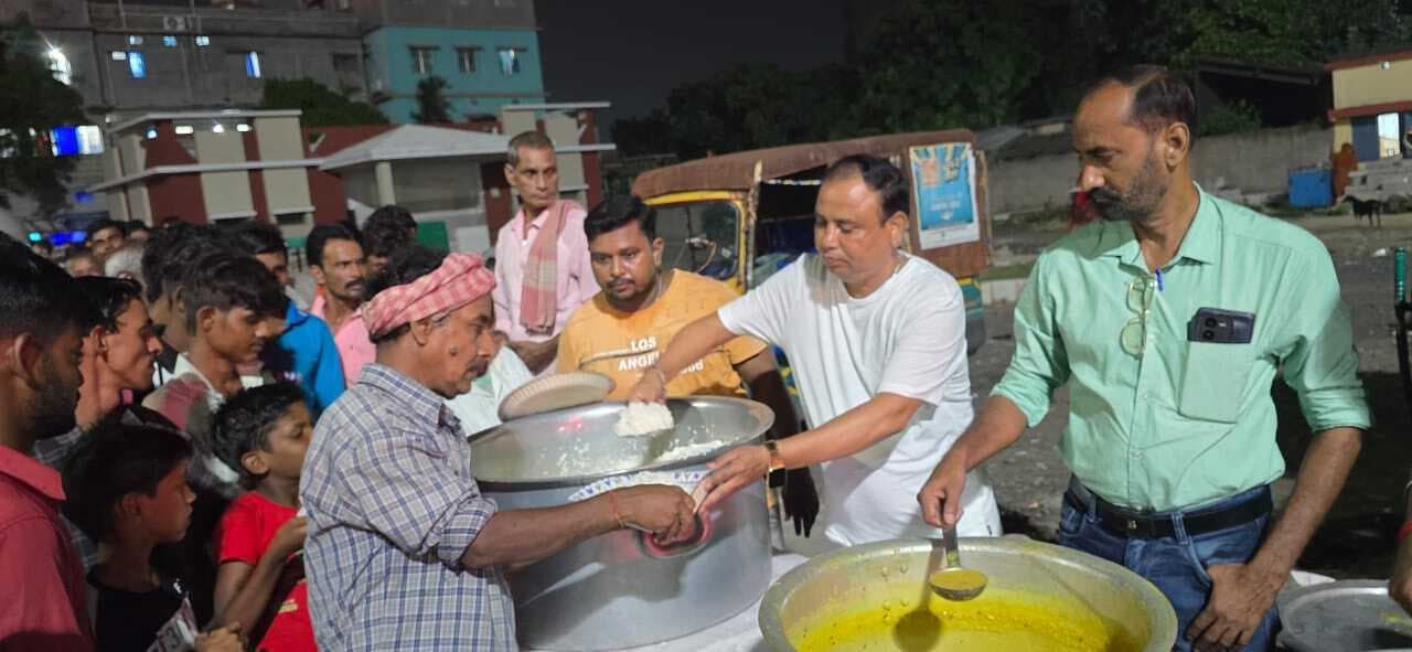 गरीबों के साथ लुत्फुल हक ने मनायी बकरीद