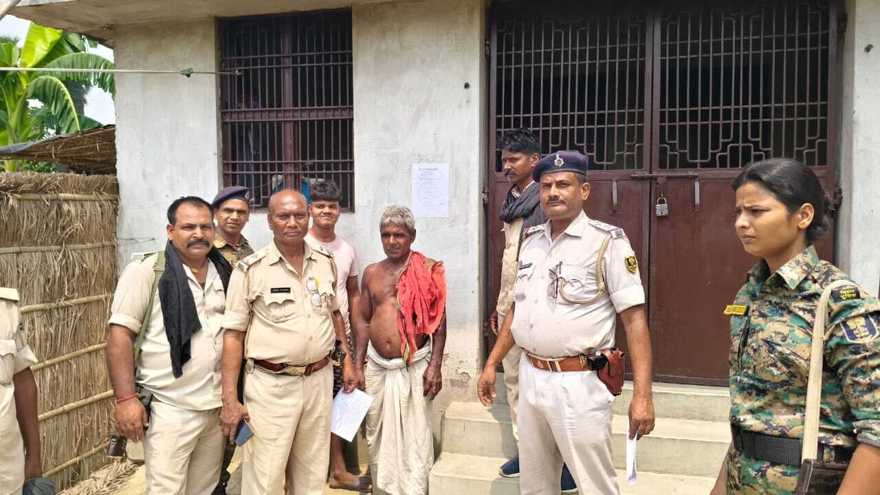 Samastipur News:हत्या कांड के आरोपी के घर पुलिस ने चस्पाया इश्तेहार