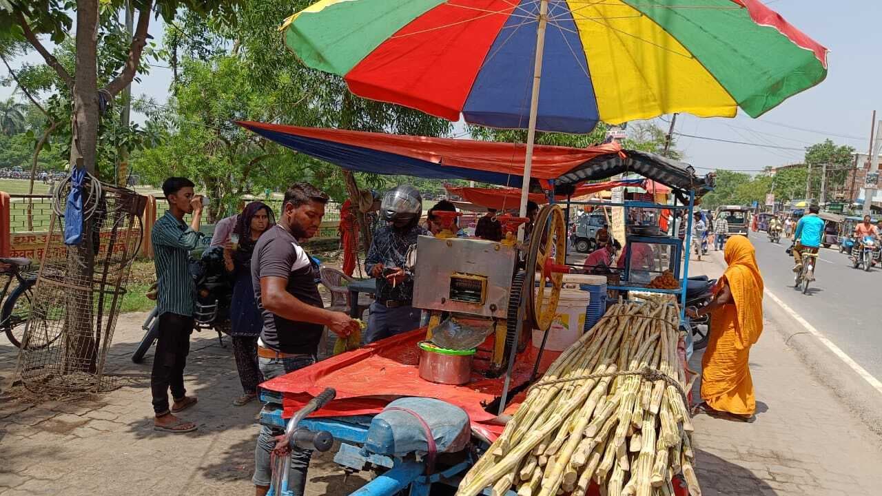 भीषण गर्मी से जनजीवन अस्त-व्यस्त, फुटपाथी दुकानदार बेहाल, शीतल पे की बढ़ी मांग