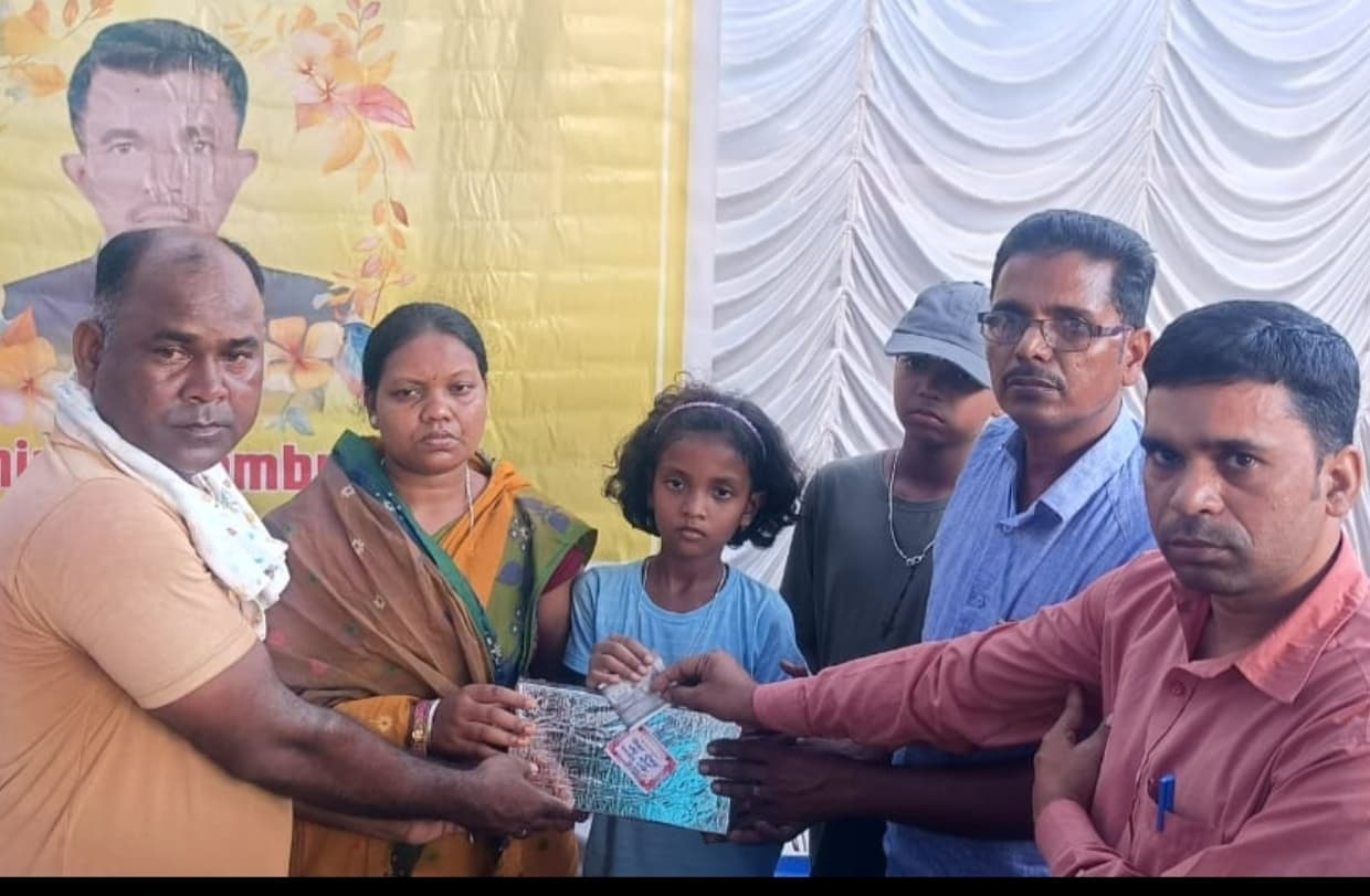शिक्षा सेवकों ने पीड़ित परिवार को दी आर्थिक मदद