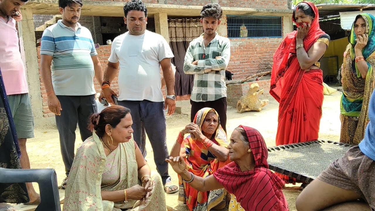 दुर्घटना में पिता की मौत की मौत से अनाथ हुए बच्चों की प्रीति किन्नर ने ली जिम्मेदारी, मां की हत्या के बाद पिता के जेल से निकलने पर ट्रैक्टर से कुचल कर हुई मौत