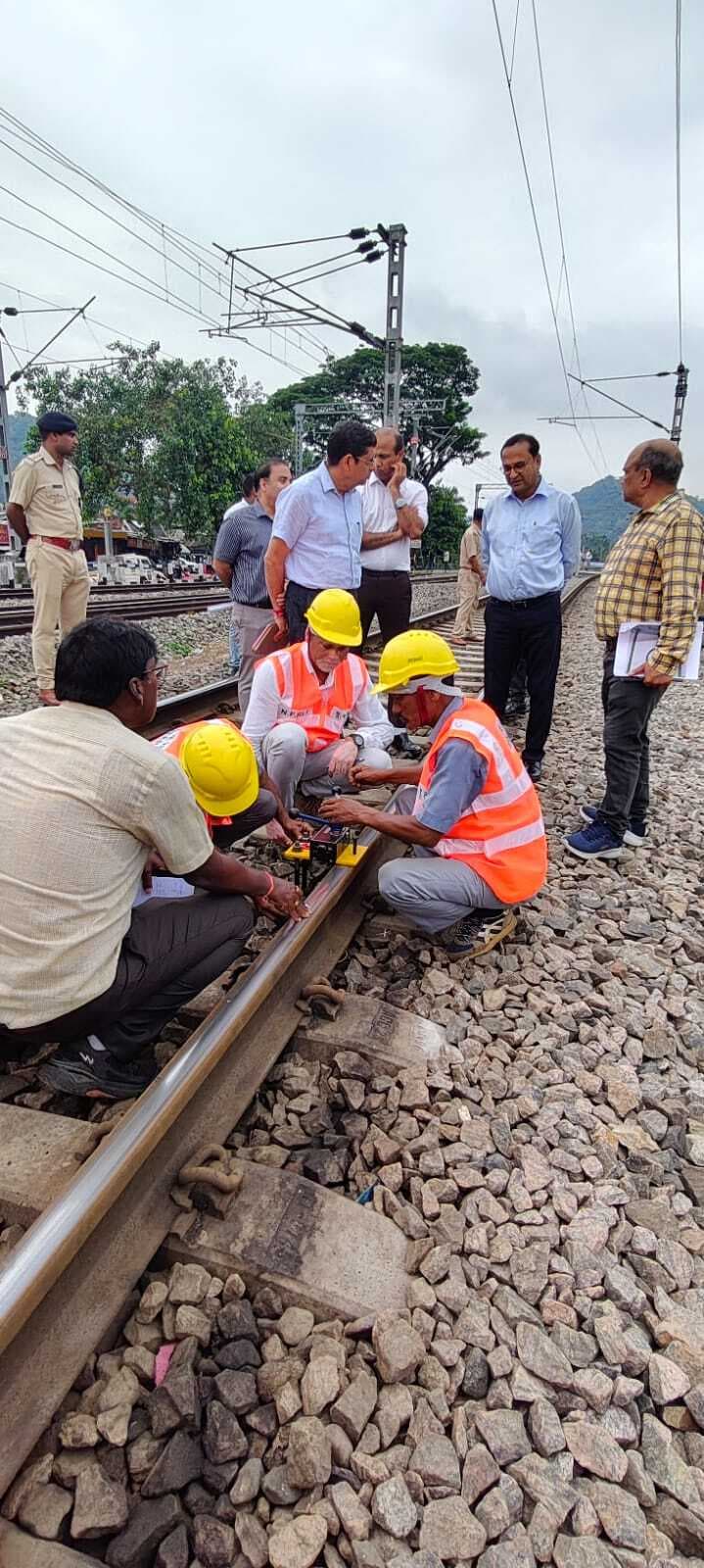 पूर्वोत्तर सीमांत रेलवे ने ट्रैक की सुरक्षा को लेकर चलाया विशेष अभियान