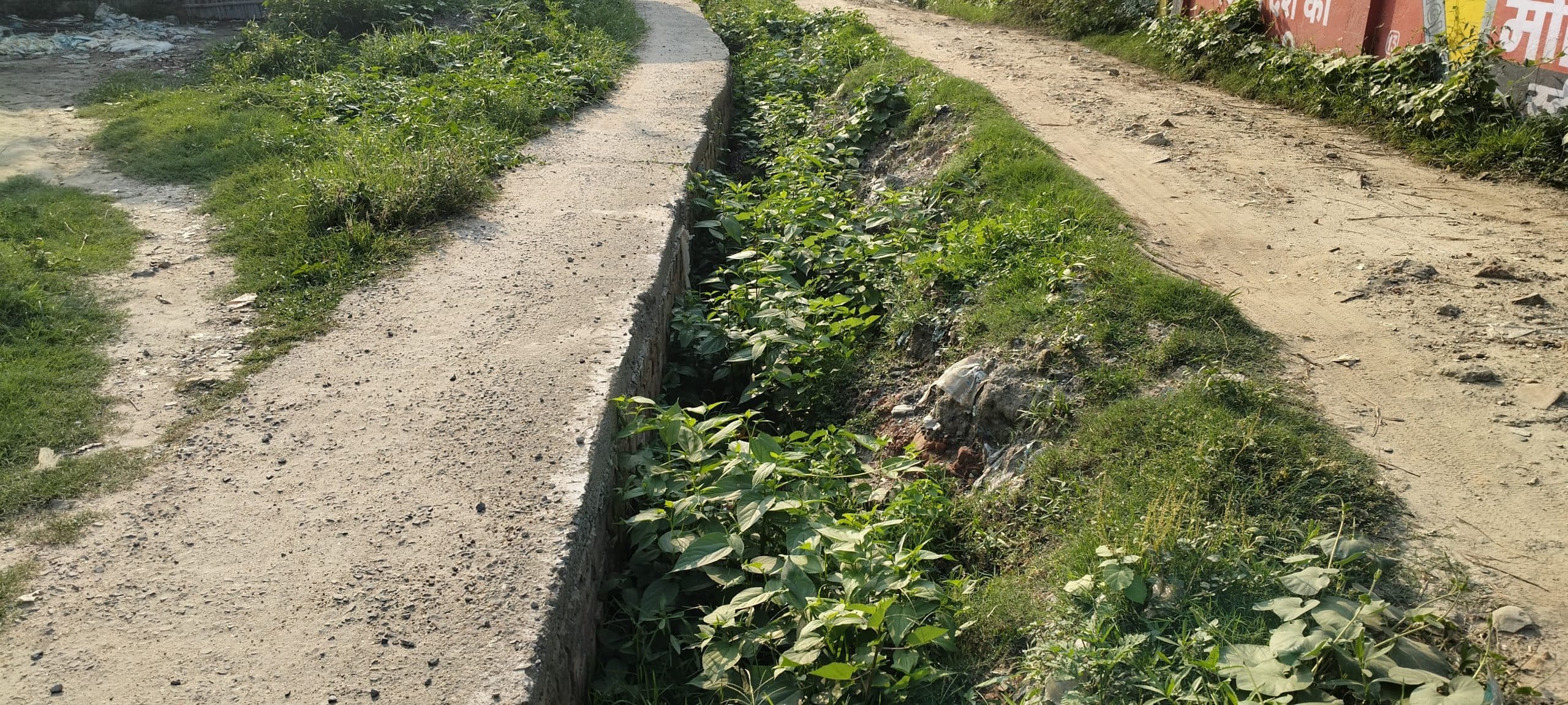 नाली किनारे मिट्टी धंसने से 5 से 6 फीट गहरा गड्ढा बना