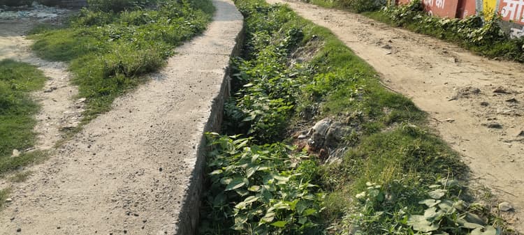 नाली किनारे मिट्टी धंसने से 5 से 6 फीट गहरा गड्ढा बना