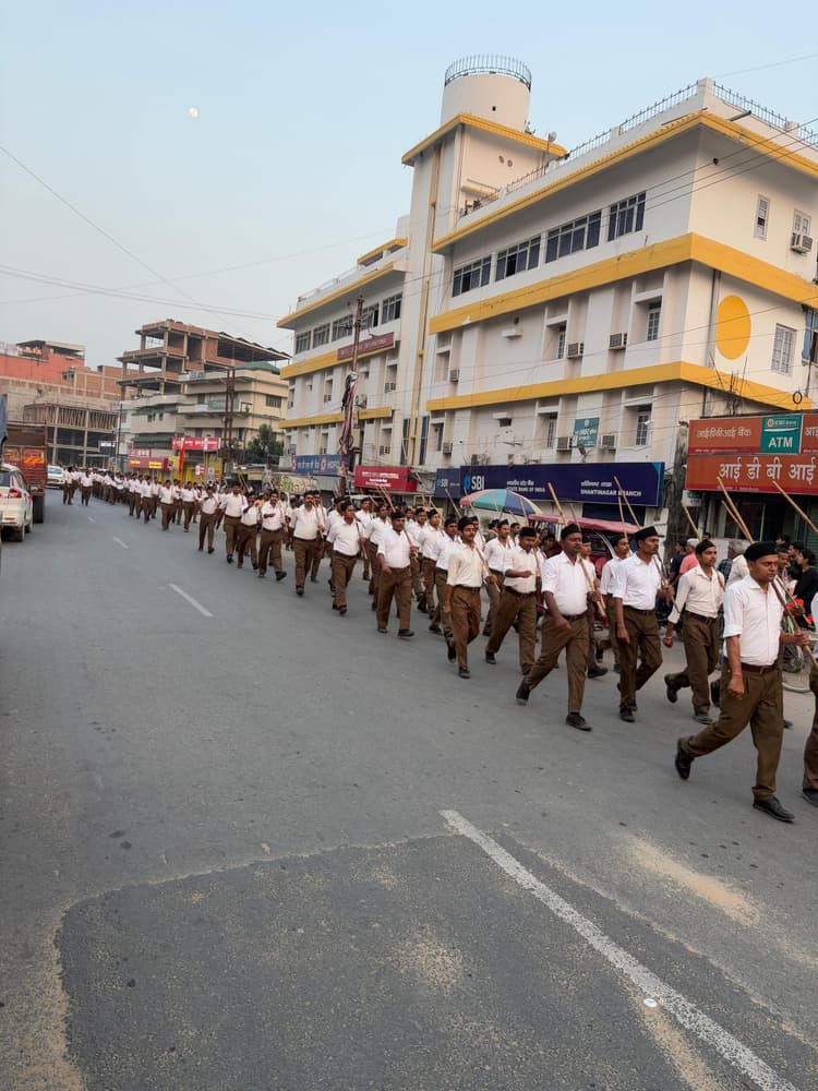 Bettiah : बेतिया की सड़कों पर भव्यता से निकला आरएसएस का पथ संचलन, लोगों ने किया जगह-जगह स्वागत