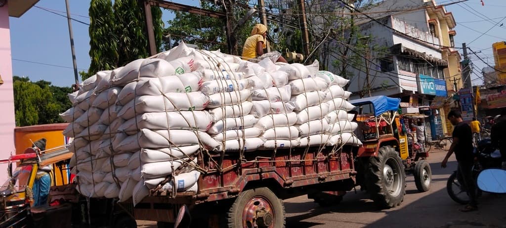 सरकारी खाद्यान्न ओवरलोडिंग मामले में परिवहन विभाग मौन