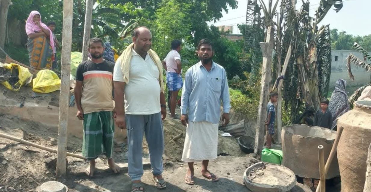 विस्थापित परिवार के घर में लगी आग, घर का सारा समान जला