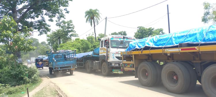 Deoghar News : रोहिणी नावाडीह रेलवे फाटक के पास पांच घंटे जाम, राहगीर परेशान