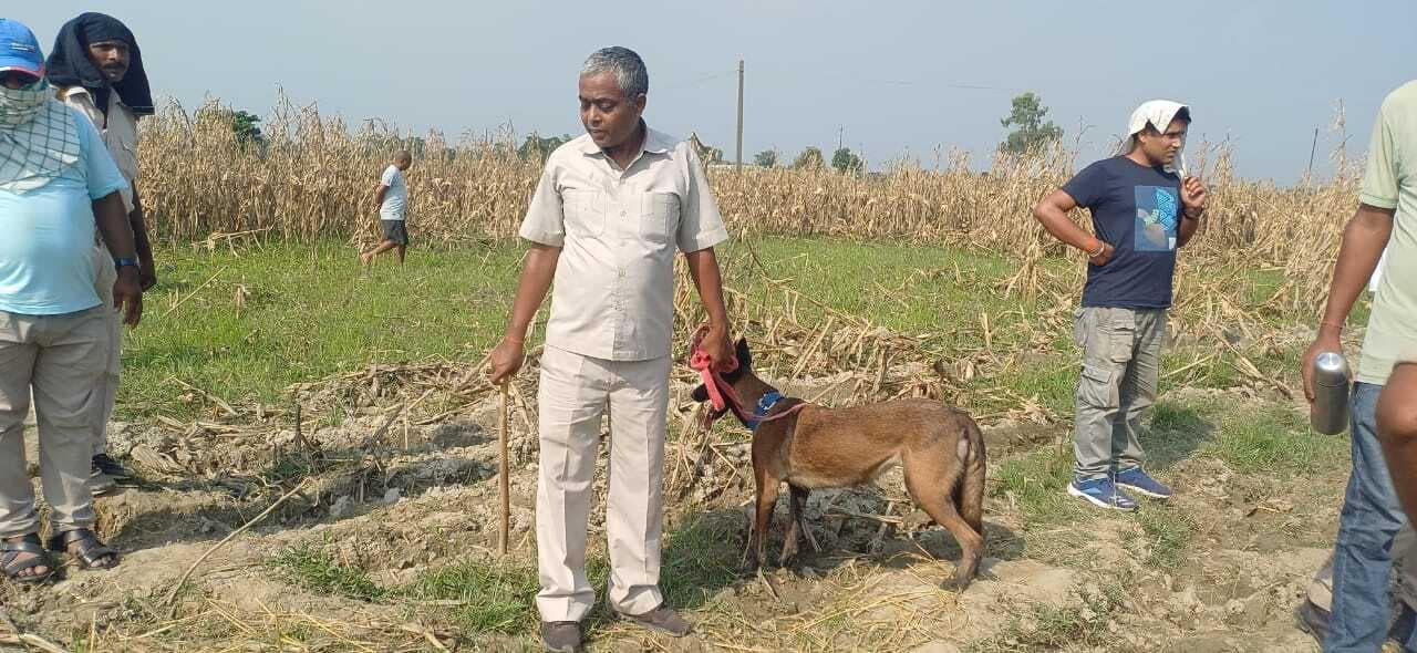 गमछे से बंधा मिला अज्ञात व्यक्ति का कटा सिर, बॉडी 20 मीटर दूर पुआल से बरामद