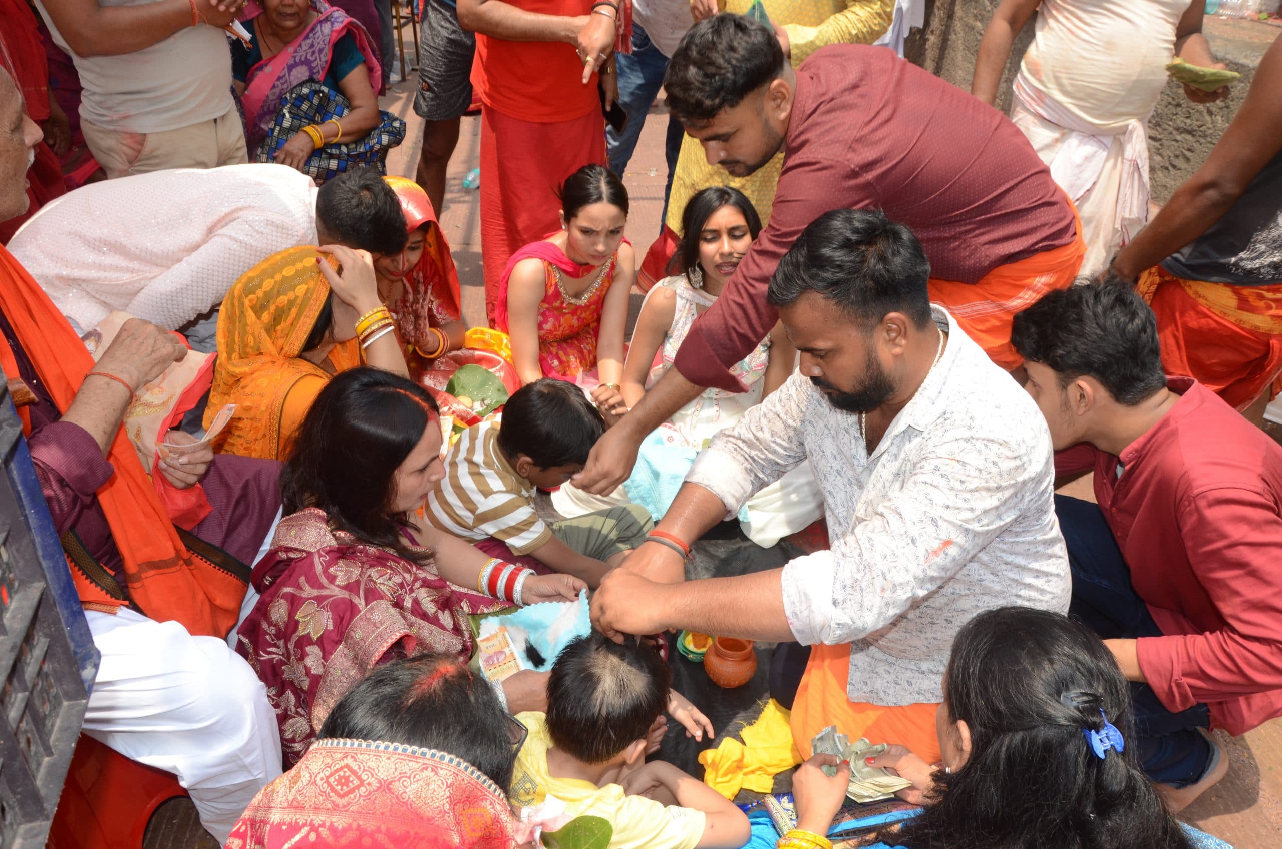 Deoghar News : बाबा मंदिर में उमड़े भक्त, सामान्य कतार से पूजा करने में लगे चार से पांच घंटे