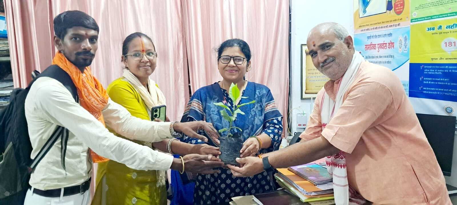 पर्यावरण जागरूकता के तहत पदाधिकारी को किया पौधा भेंट