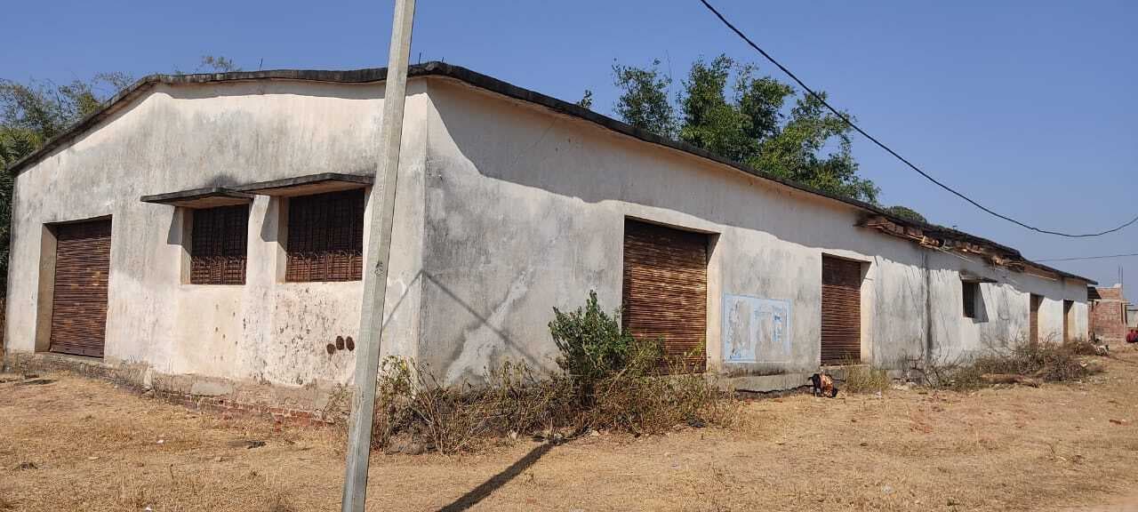 महुआडाबर में 13 साल से बेकार पड़े हैं बुनकर शेड