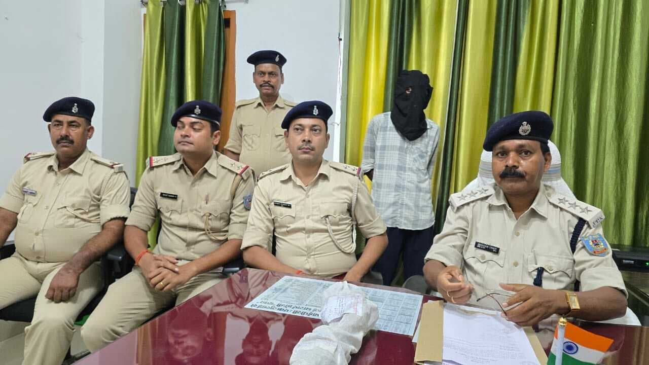 जिरवाबाड़ी पुलिस ने देसी बंदूक के साथ युवक को दबोचा