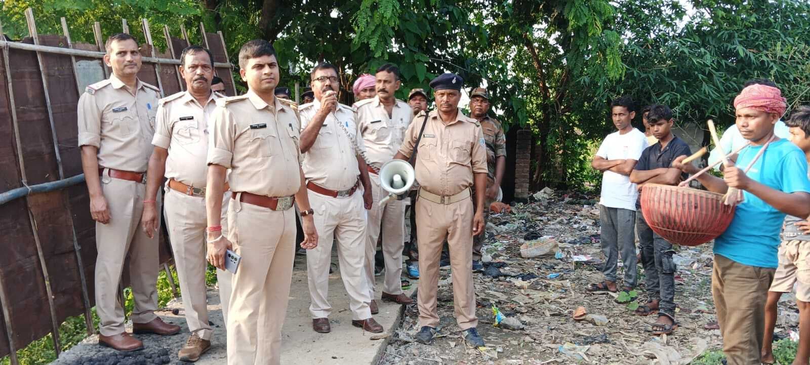 पत्नी की हत्या के आरोपी के घर में पुलिस ने चिपकाया इश्तेहार