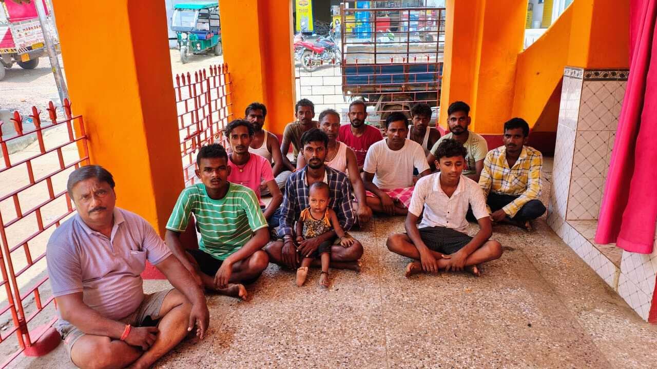 पलटनिया रोड से झिकटिया चौक के बीच सड़क में हो गए हैं बड़े-बड़े गड्ढे, अक्सर होती हैं दुर्घटनाएं