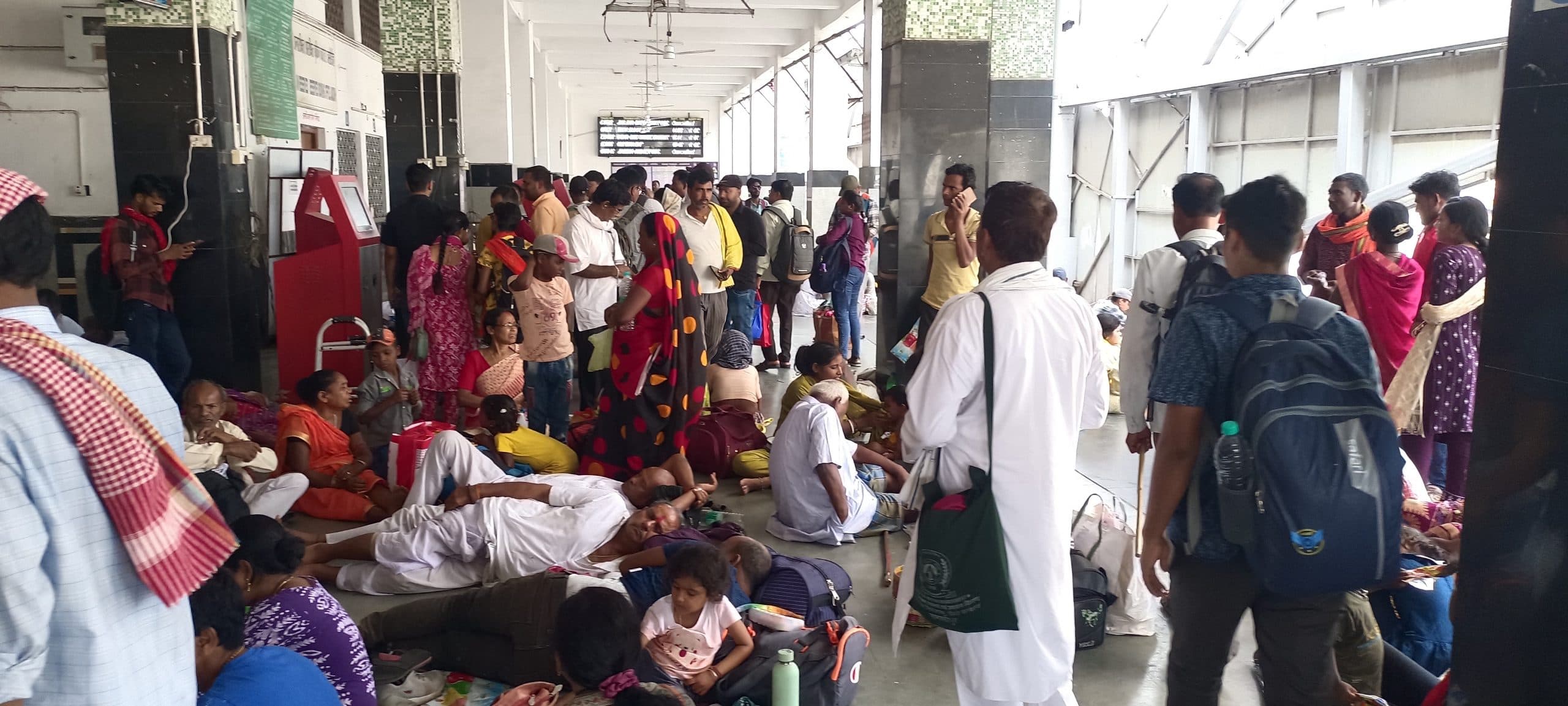 Deoghar News : साढ़े चार घंटे रहा ट्रैफिक ब्लॉक, विलंब से चली ट्रेनें