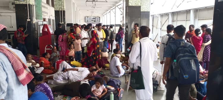 Deoghar News : साढ़े चार घंटे रहा ट्रैफिक ब्लॉक, विलंब से चली ट्रेनें