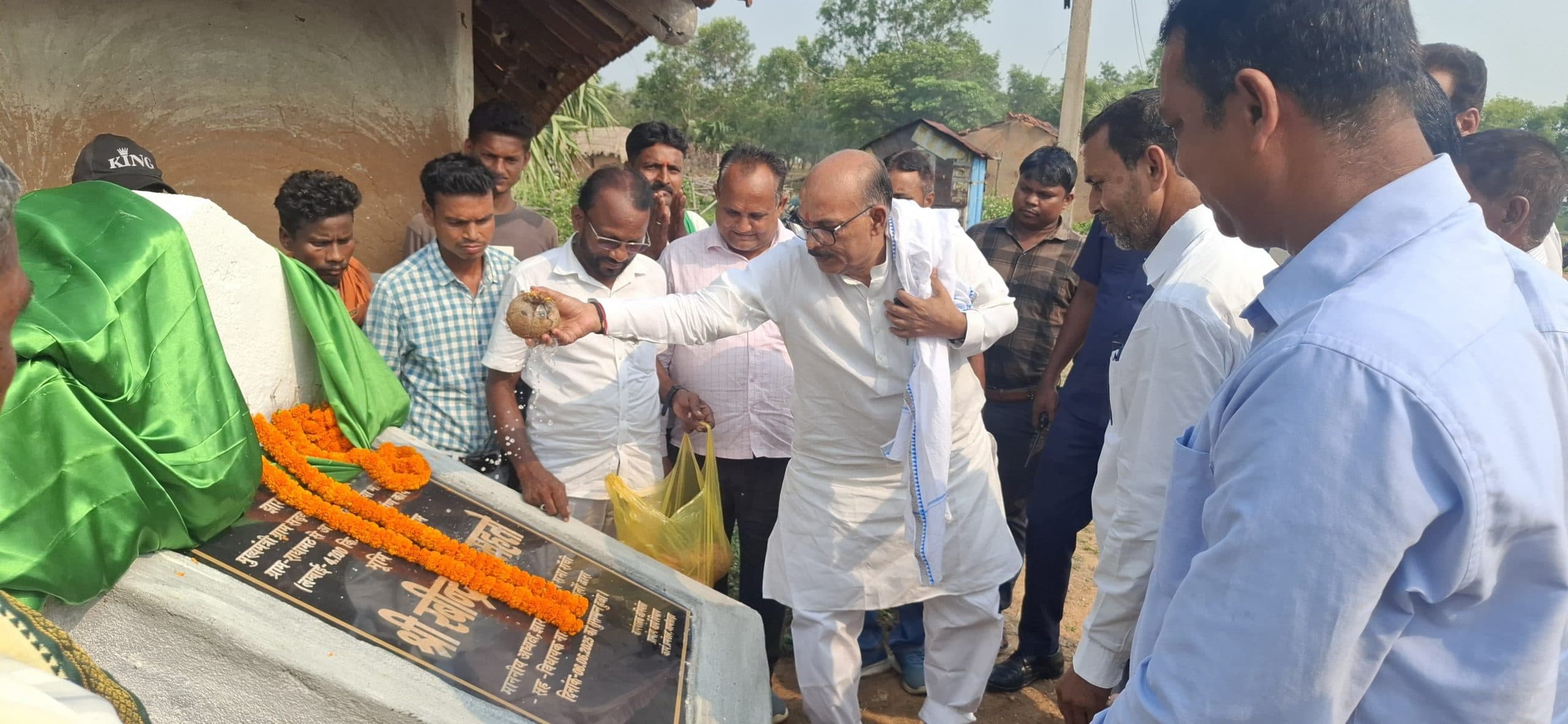 विधानसभा अध्यक्ष ने किया सड़क का शिलान्यास