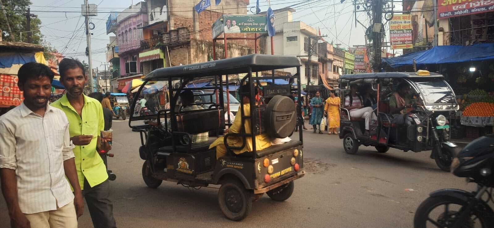 टोटो-ऑटो चालकों की मनमानी से ट्रैफिक व्यवस्था चौपट, जहां-तहां गाड़ी खड़ा करने से परेशानी