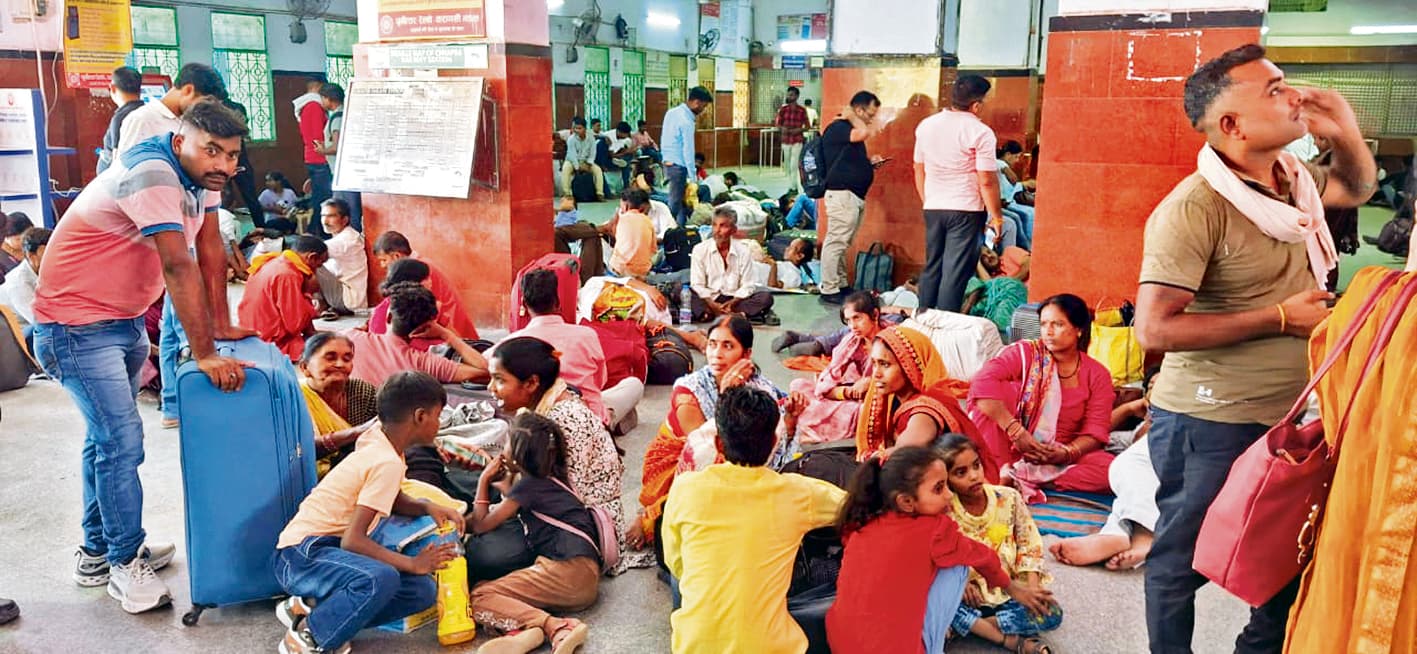 saran news. क्लास वन स्टेशन मे शुमार छपरा जंक्शन पर नहीं है एसी वेटिंग हॉल