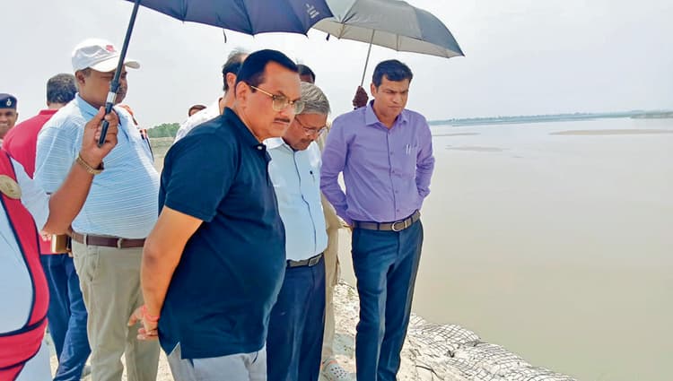 Gopalganj News : तटबंध परखने पहुंचे डीएम, डुमरिया से सरफरा बाजार तक मिला जंगल और झाड़, इंजीनियरों को फटकारा