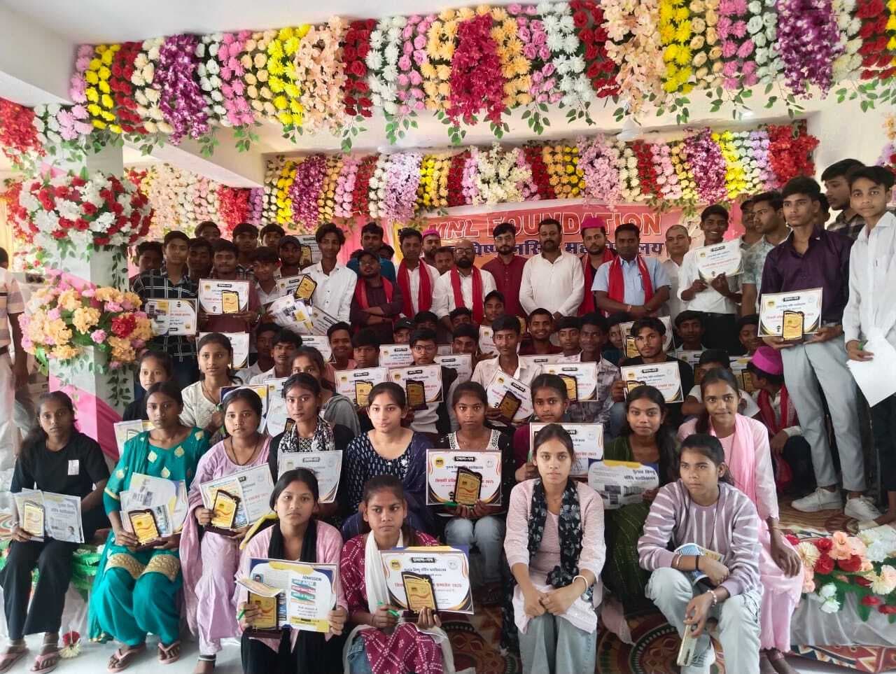 Madhubani News : मेधावी छात्रों को किया गया सम्मानित