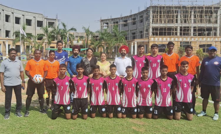 Giridih News: सलूजा गोल्ड इंटरनेशनल स्कूल में छह दिवसीय फुटबॉल टूर्नामेंट का आगाज