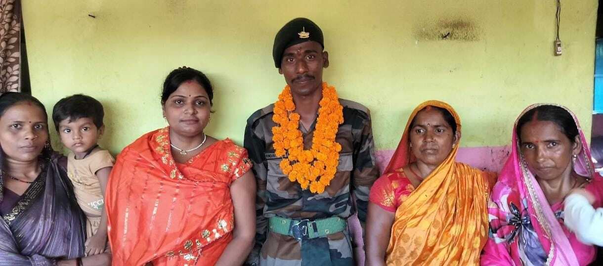 Giridih News: ट्रेनिंग के बाद घर लौटे अग्निवीर का स्वागत