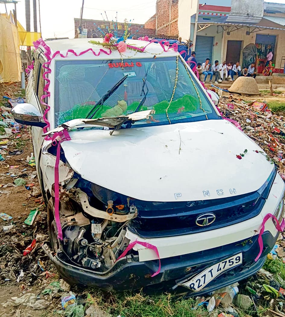 Gaya News : ड्राइवर को आयी झपकी, बिजली के पोल से टकराया वाहन